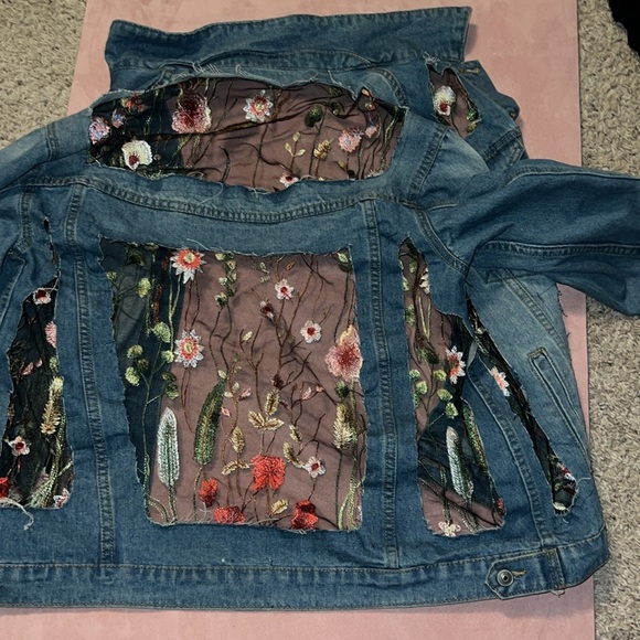 Jean jacket with embroidered flowers on mesh - Picture 2 of 2